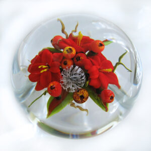 Amaryllis und weisse Distelbluete von Melissa Ayotte