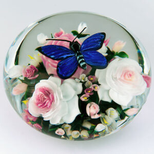 Rosenbukett mit Schmetterling von Rick Ayotte