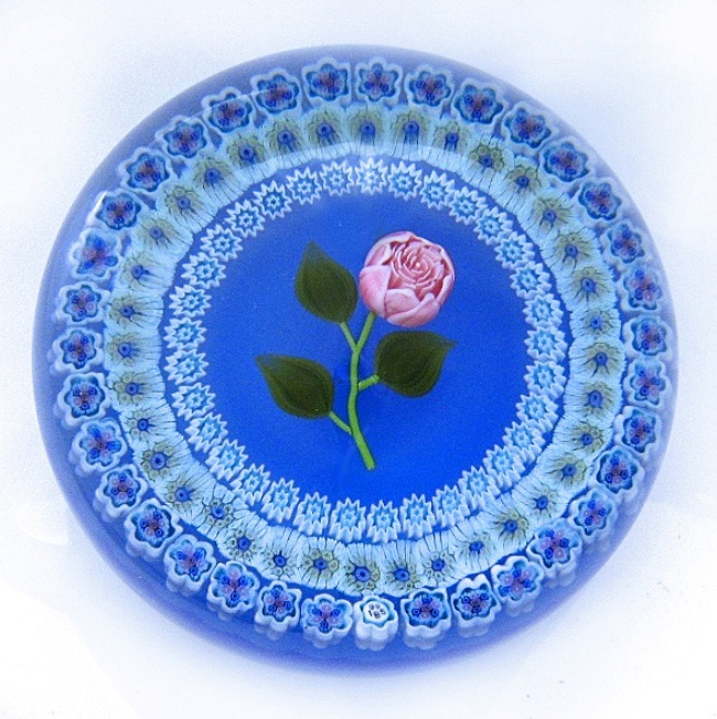 Coeur de Rose Perles sur fond bleu