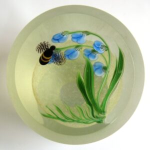 Hummel und blaue Blume Bumblebee von Art-Glass Correia