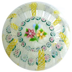 Crown Weight mit Blumenkissen von John Deacons