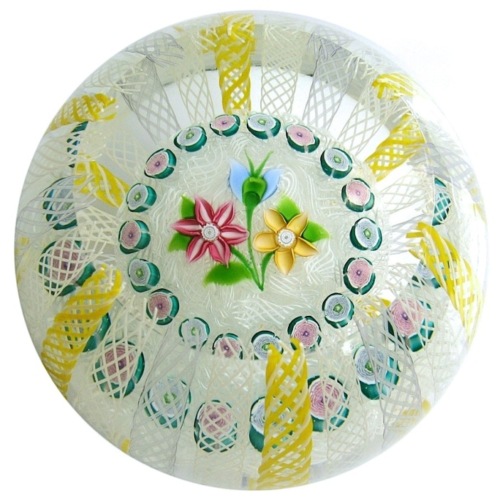 Crown Weight mit Blumenkissen von John Deacons