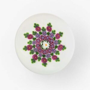 Mandala mit weisser Clichy Rose von Drew Ebelhare