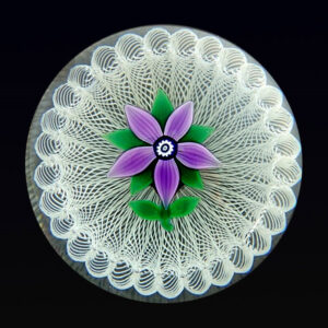 Selkirk Glass Lila Blume Lace Koerbchen von Peter Holmes