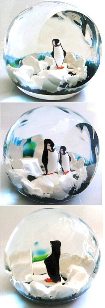 Selkirk Glass Pinguin im Eis von Peter Holmes