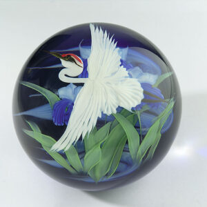 Silberreiher und blaue Irisblueten von Studios Lundberg