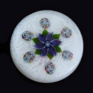 Lila Blume auf Lace von Peter McDougall