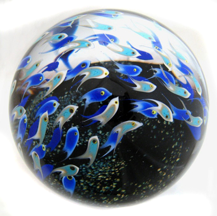 Touchstone Glass Fischschwarm blau Magnum von Cathy Richardson