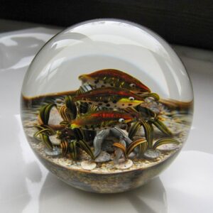 Touchstone Glass Lachse im Fluss von Cathy Richardson
