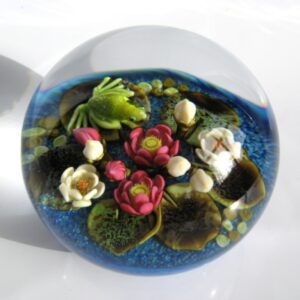 Touchstone Glass Monets Seerosenteich mit Frosch von Cathy Richardson