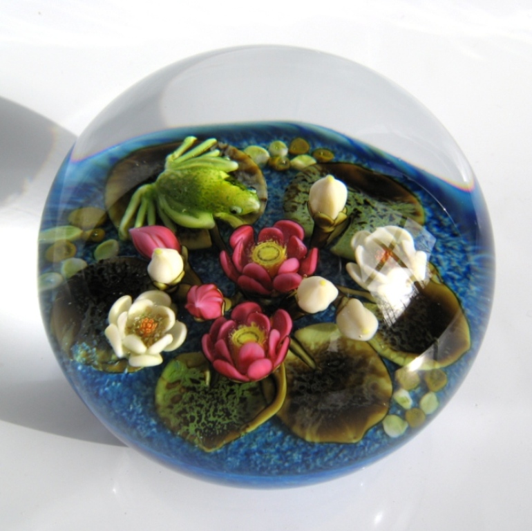 Touchstone Glass Monets Seerosenteich mit Frosch von Cathy Richardson