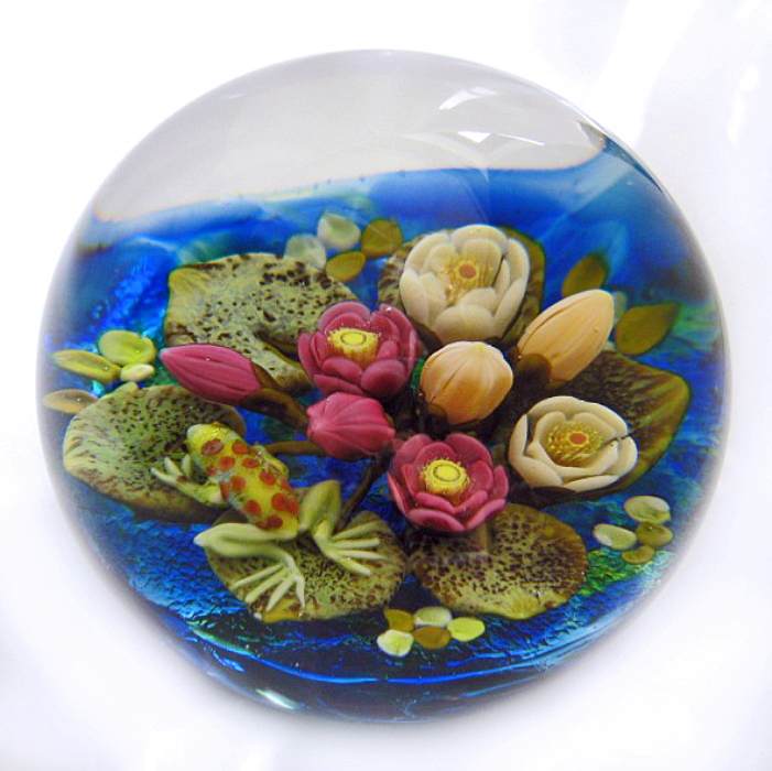 Touchstone Glass Monets Seerosenteich mit Frosch von Cathy Richardson