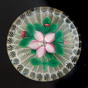 Peter Holmes Latticinio Koerbchen mit Blume von Glass Selkirk