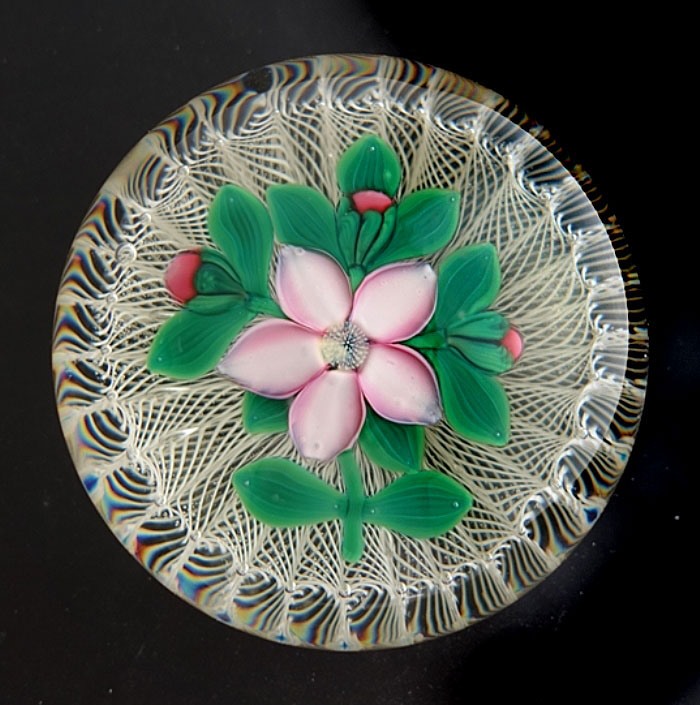 Peter Holmes Latticinio Koerbchen mit Blume von Glass Selkirk