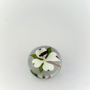 Biene und Dogwood von Paul Stankard