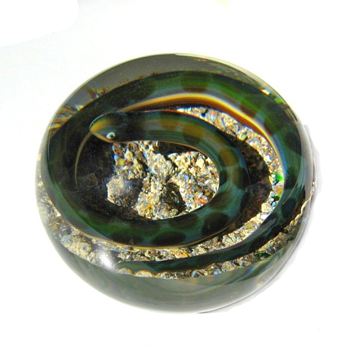Earth Life dunkelgruen braun gefleckte Schlange von Delmo Tarsitano