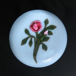 Rote Rose mit Knospe von Francis-Dyer Whittemore